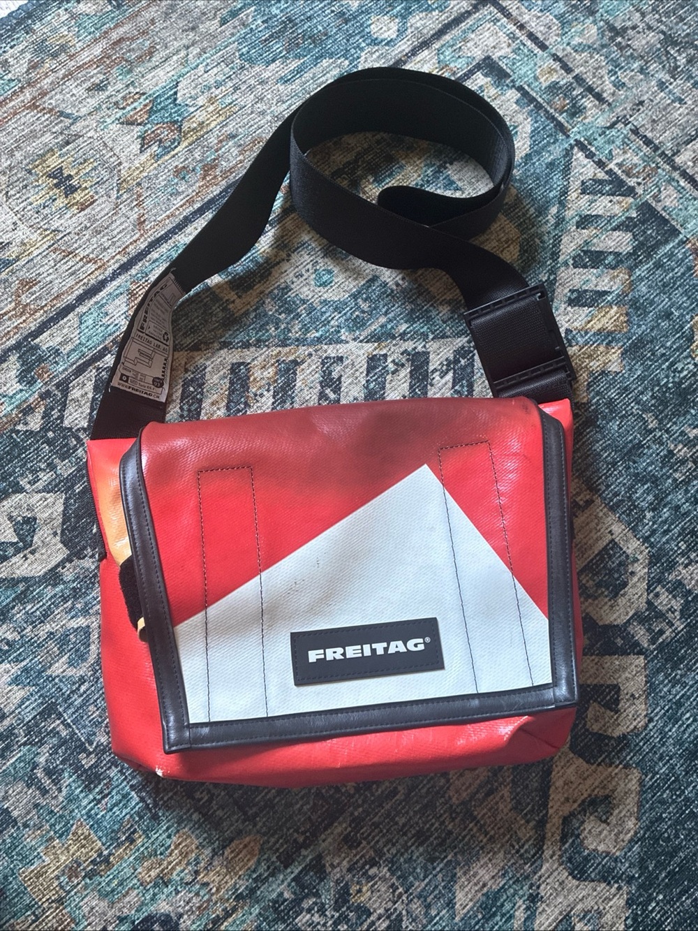 Frietag Lassie F 11 red and white messenger bag